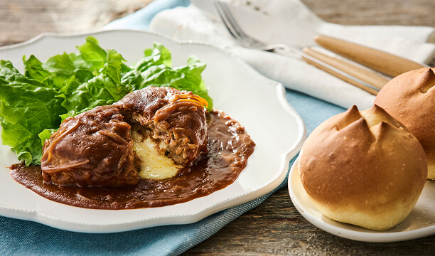 とろ～りチーズの煮込みハンバーグ＆手作りパン