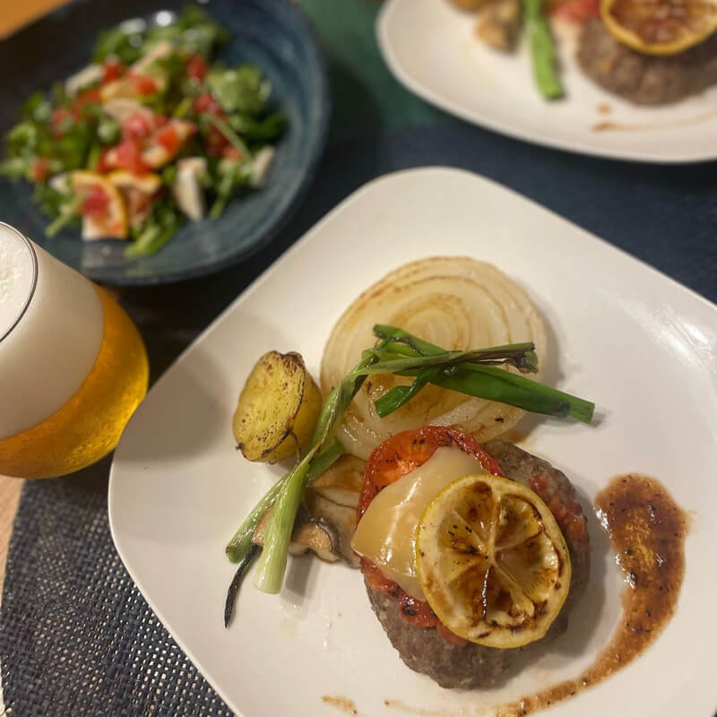 ハンバーグは石窯ドームにおまかせ！