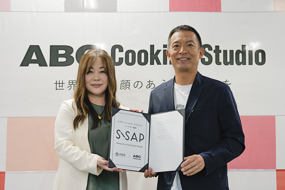 (写真左) 株式会社ABC  Cooking  Studio　代表取締役社長 兼 CEO　志村　なるみ／(写真右)渋谷区長　長谷部　健